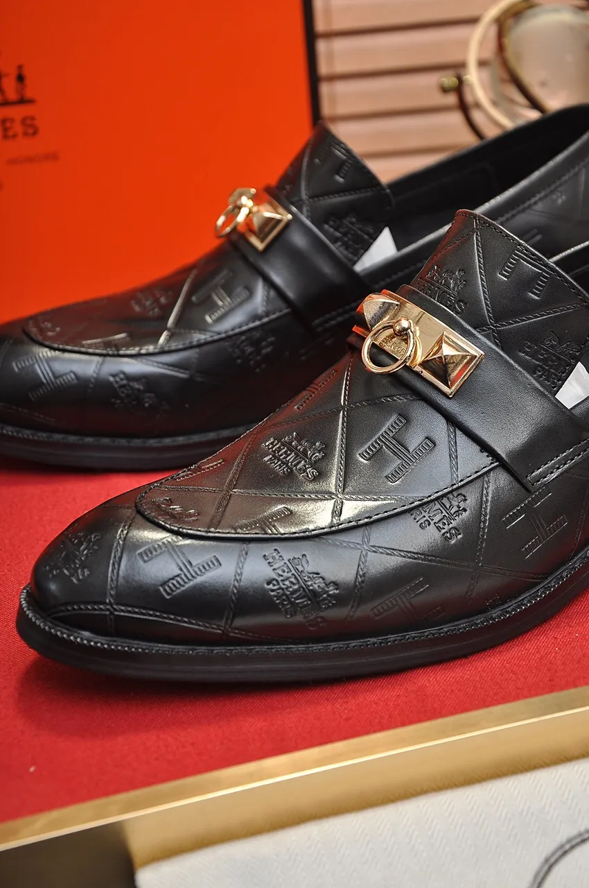 Men's shoes💰480💶[HERMES] (sheepskin lining)🍀Italian top luxury🍀He does not pursue novel styles and gorgeous colors, but attracts the favor of successful men with his flawless, elegant and classic style! This very, very comfortable, simple and stable style makes it easy to match any style! The pattern is absolutely 1:1 refined from the original case, and we strive for excellence in materials, imported cowhide + cowhide lining💪💪💪extraordinary texture👍! .Black brown code number: 38 to 45 (45 customized)